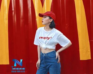 Buộc 2 nút phía trước áo thun để biến thành áo croptop