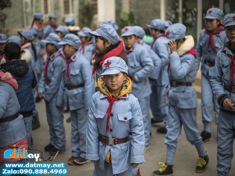 Bộ đồng phục cho học sinh tiểu học có phong cách lính tưởng