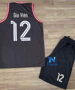 áo quần bóng rổ màu đen in logo trắng