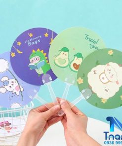 Quạt nhựa cầm tay với hình ảnh in ấn thu hút