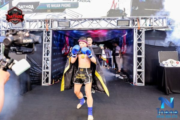 Vải satin được ứng dụng phổ biến nhất để làm áo choàng Muay Thái, Boxing, MMA