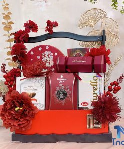Giỏ quà Tết màu đỏ với các loại bánh kẹo và mứt