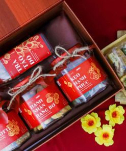 Giỏ quà Tết màu đỏ với các thực phẩm tốt cho sức khỏe 02