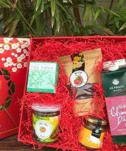 Giỏ quà Tết màu đỏ với các thực phẩm tốt cho sức khỏe