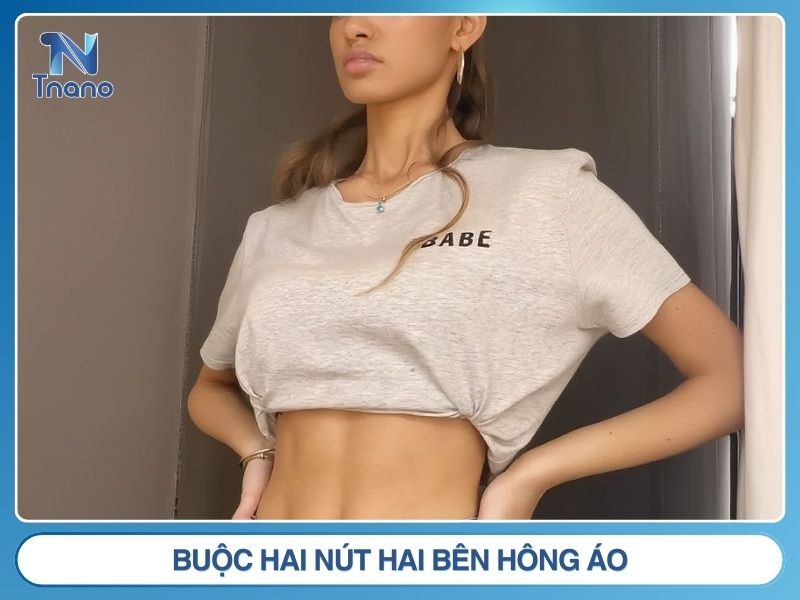 Cách 4: Buộc hai nút hai bên hông áo