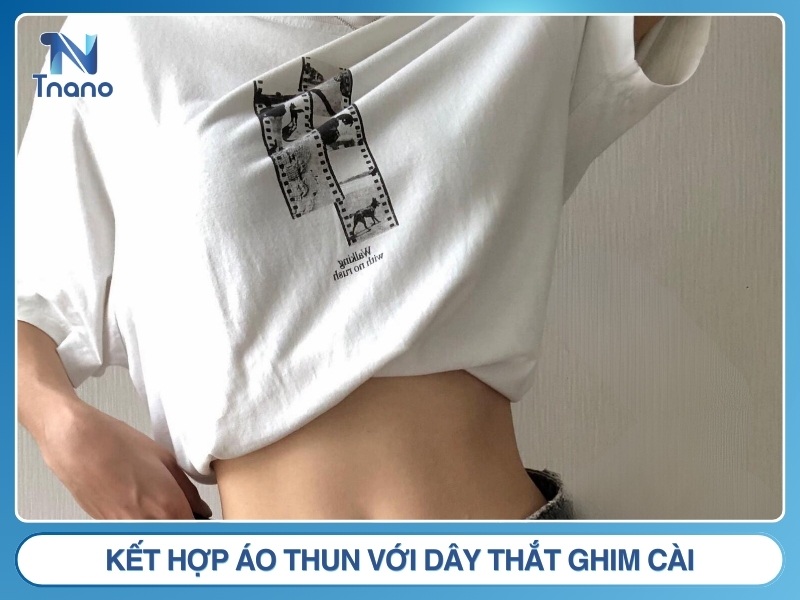 Cách 7: Kết hợp áo thun với dây thắt ghim cài