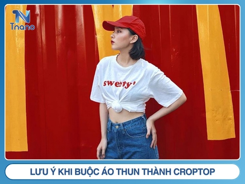 lưu ý khi buộc áo thun thành croptop