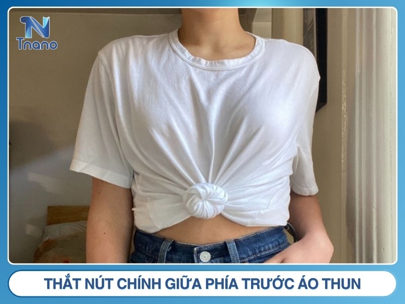 Kiểu 2: Thắt nút chính giữa phía trước áo thun