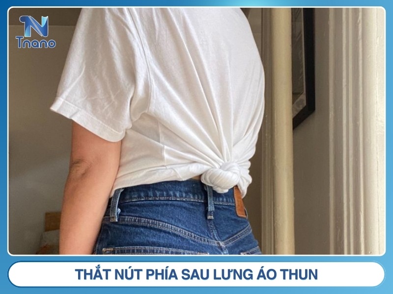 Kiểu 3: Thắt nút phía sau lưng áo thun