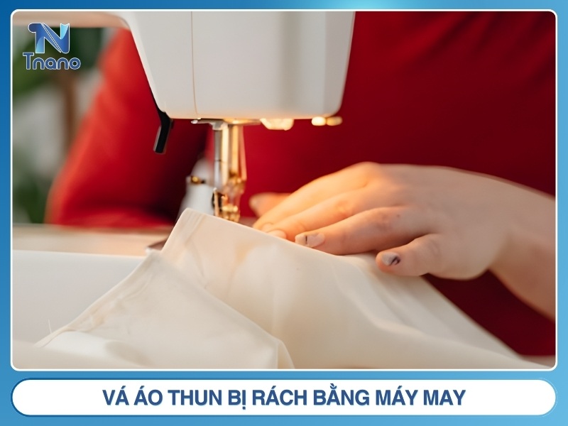 Cách 2: Vá áo thun bị rách bằng máy may (cho vết rách dài)