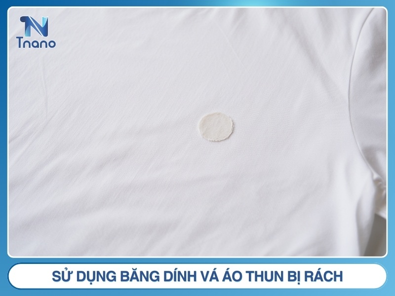 Cách 4: Sử dụng băng dính vá áo thun bị rách