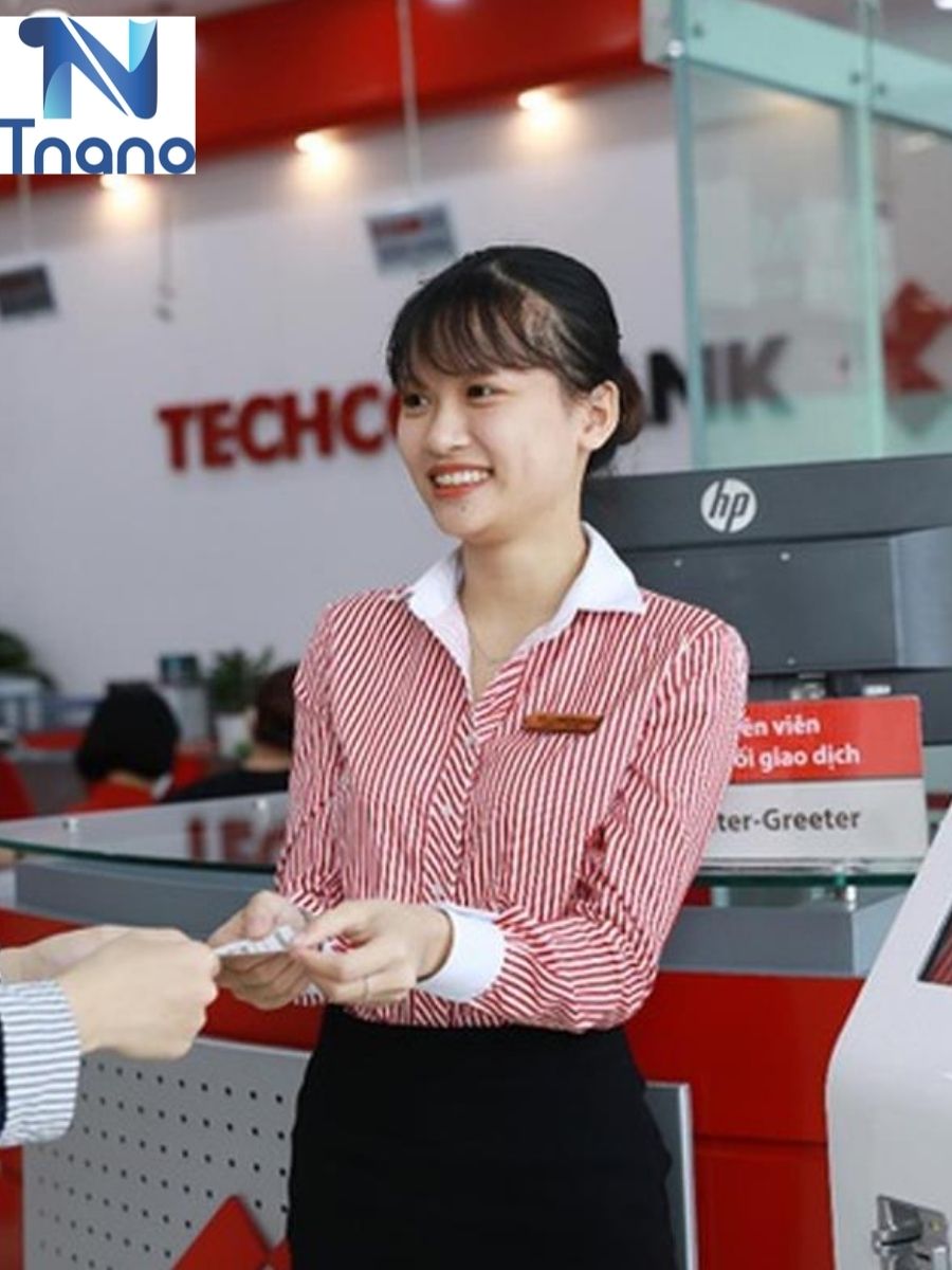Màu đỏ đặc trưng trong trang phục của Techcombank