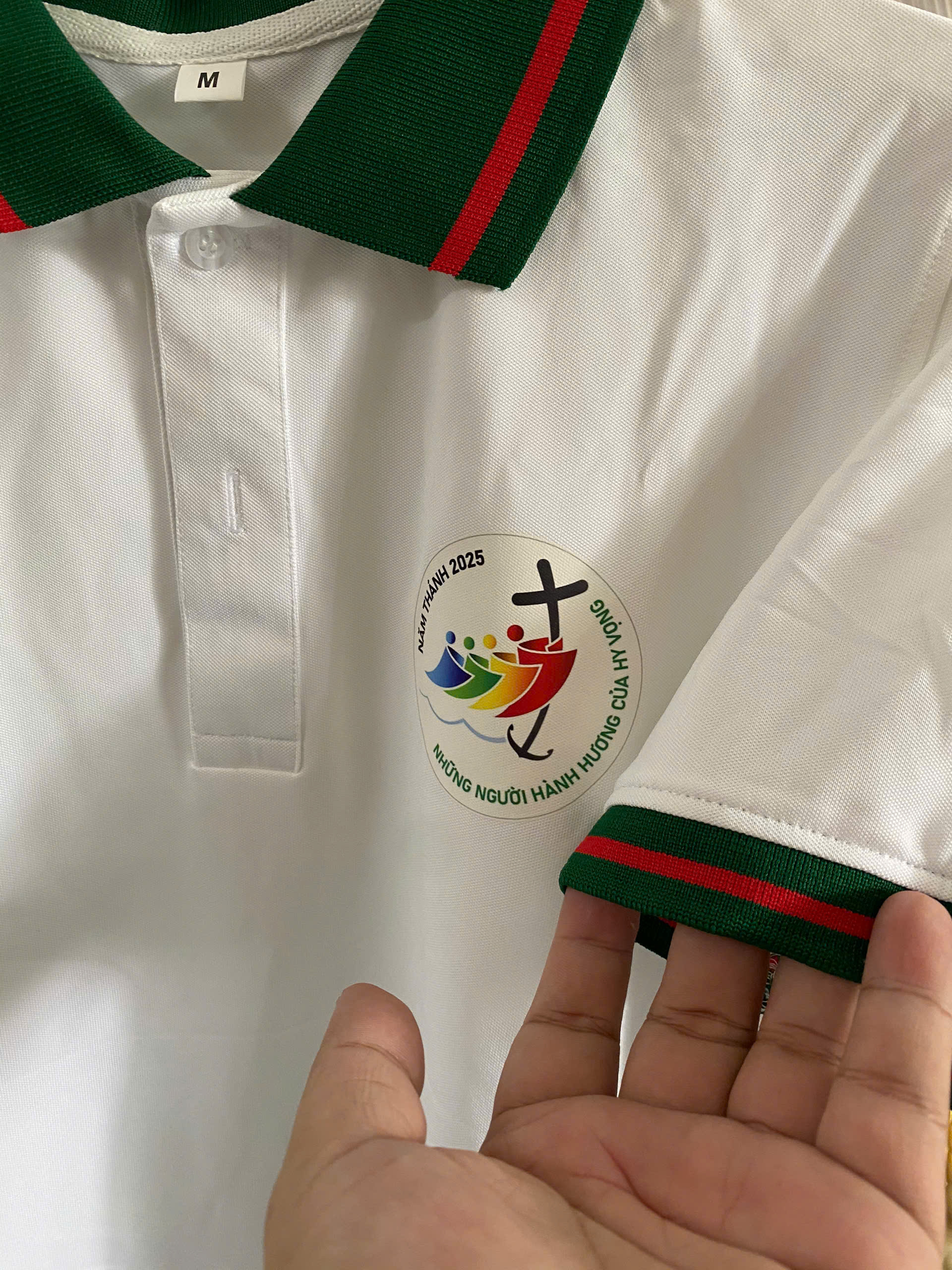 Áo thun cổ trụ logo Năm Thánh