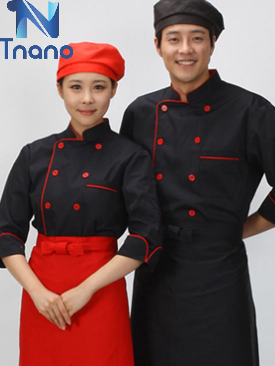 Đầu bếp tự tin làm việc trong bộ đồng phục đầy đủ