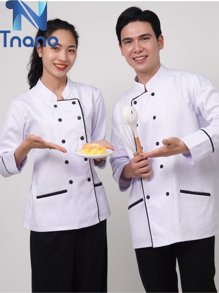 Đội ngũ đầu bếp chuyên nghiệp trong đồng phục bếp đồng bộ
