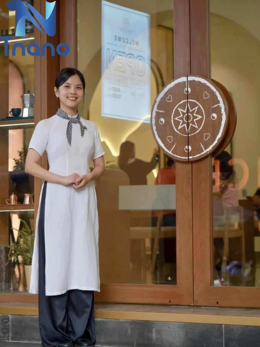 Màu sắc chủ đạo đen - trắng trên đồng phục Trung Nguyên Legend - biểu tượng văn hóa cà phê Việt